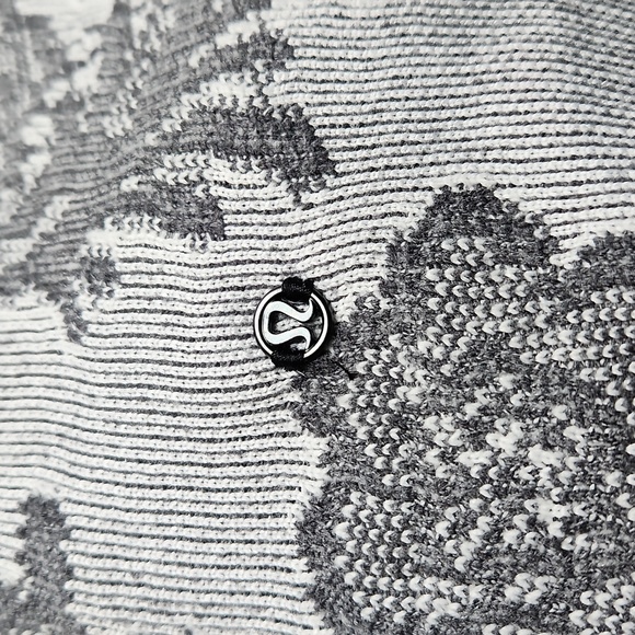 Lululemon sweatshirt Fleet street heathered grey floral sweater size 6 - Picture 7 of 7